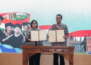 Asisten Administrasi Setda Provinsi Jawa Tengah, Dhoni Widianto saat mewakili Gubernur Ahmad Luthfi menandatangi kesepakatan bersama program beasiswa cost sharing di Kantor Kementerian PPN/Bappenas, Selasa (28/7/2026). Foto : Ist.