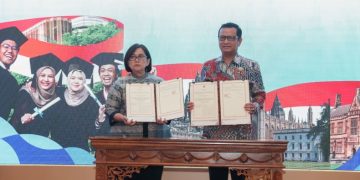 Asisten Administrasi Setda Provinsi Jawa Tengah, Dhoni Widianto saat mewakili Gubernur Ahmad Luthfi menandatangi kesepakatan bersama program beasiswa cost sharing di Kantor Kementerian PPN/Bappenas, Selasa (28/7/2026). Foto : Ist.
