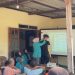 Mahasiswa FIK UMS memberikan penyuluhan dan pemaparan soal pengelolaan hipertensi dengan pola makan bergizi dan akupresur. Foto : Ist.