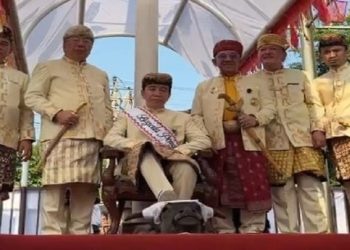 Prosesi injak kepala kerbau saat Jokowi menerima gelar kehormatan "Baginda Pemuka Bangsa" di Kedatun Keagungan Lampung. Foto: Ist.