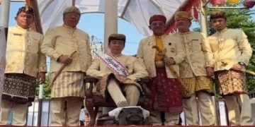 Prosesi injak kepala kerbau saat Jokowi menerima gelar kehormatan "Baginda Pemuka Bangsa" di Kedatun Keagungan Lampung. Foto: Ist.