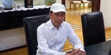 Mantan Presiden Jokowi memberikan keterangan pers di kediamannya, Jalan Kutai Utara Nomor 1, Kelurahan Sumber, Kecamatan Banjarsari, Kota Solo, Rabu (12/8/2026). Foto: Indospektrum.com