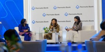 Kiri-kanan: Moderator; Dr. Aviliani, Ekonom Senior INDEF; dan Krizia Maulana, CAIA, Associate Director, Head of Investment Specialist, Eastspring Investments Indonesia dalam sesi sharing Permata Bank Wealth Wisdom di Kota Semarang. Foto: Ist.