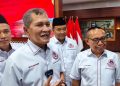 Bupati Wonogiri, Setyo Sukarno (tengah) didampingi KPH Prof Dr Katno Hadi SE, MM, MH (kanan) usai acara pengukuhan pengurus Pengusaha Bakso Wonogiri Mendunia di Pendopo Kabupaten Wonogiri, Jumat malam (31/7/2026). Foto: Ist.