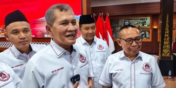 Bupati Wonogiri, Setyo Sukarno (tengah) didampingi KPH Prof Dr Katno Hadi SE, MM, MH (kanan) usai acara pengukuhan pengurus Pengusaha Bakso Wonogiri Mendunia di Pendopo Kabupaten Wonogiri, Jumat malam (31/7/2026). Foto: Ist.