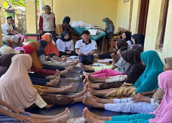 Mahasiswa Profesi Fisioterapi UMS memberikan edukasi kepada para lansia di Desa Tegalsari tentang osteoarthritis lutut. Foto: Ist.