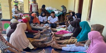 Mahasiswa Profesi Fisioterapi UMS memberikan edukasi kepada para lansia di Desa Tegalsari tentang osteoarthritis lutut. Foto: Ist.