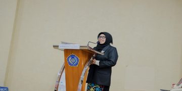Siti Rahmawati meraih gelar Doktor Pendidikan Agama Islam usai mempertahankan disertasi pada Sidang Terbuka Promosi Doktor Program Studi Doktor FAI UMS, Selasa (4/8/2026). Foto: Ist.