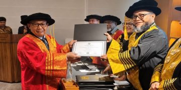 Ketua Umum Senkom Mitra Polri, Dr. K.P. H. Katno Hadi, S.E., M.M., M.H., dikukuhkan sebagai Guru Besar oleh ASEAN University International, Malaysia. Foto: Ist.