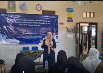 Tim P2M PG-PAUD FKIP UMS menggelar kegiatan pengabdian masyarakat di KB-TK Aisyiyah Program Unggulan Karangasem, Laweyan, Solo. Foto: Ist.