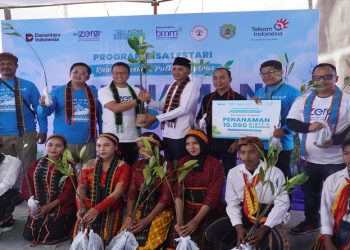 TelkomGroup berkolaborasi dengan pemerintah daerah, mitra, dan masyarakat dalam aksi penanaman 10.000 bibit mangrove di Manggarai Barat, Nusa Tenggara Timur. Foto: Ist.