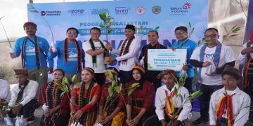 TelkomGroup berkolaborasi dengan pemerintah daerah, mitra, dan masyarakat dalam aksi penanaman 10.000 bibit mangrove di Manggarai Barat, Nusa Tenggara Timur. Foto: Ist.