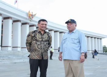 Gubernur Jawa Tengah, Ahmad Luthfi saat berbincang dengan Kepala Otorita IKN Basuki Hadimuljono. Foto: Ist.