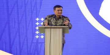 Gubernur Ahmad Luthfi menerima penghargaan Special Achievement Award dalam ajang Radar Kudus Award 2026, Jumat, 7 Agustus 2026. Foto: Ist.