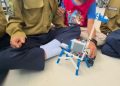 Kelompok mahasiswa PLP 2 PGSD FKIP UMS mendampingi ekstrakurikuler robotik di SDIT Muhammadiyah Al Kautsar Kartasura, Sukoharjo. Foto: Ist.