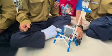 Kelompok mahasiswa PLP 2 PGSD FKIP UMS mendampingi ekstrakurikuler robotik di SDIT Muhammadiyah Al Kautsar Kartasura, Sukoharjo. Foto: Ist.
