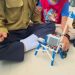 Kelompok mahasiswa PLP 2 PGSD FKIP UMS mendampingi ekstrakurikuler robotik di SDIT Muhammadiyah Al Kautsar Kartasura, Sukoharjo. Foto: Ist.