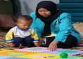Mahasiswa PG PAUD UMS aktif mendampingi anak ketika para orang tua mengikuti Muktamar ke-15 Nasyiatul ‘Aisyiyah. Foto: Ist.
