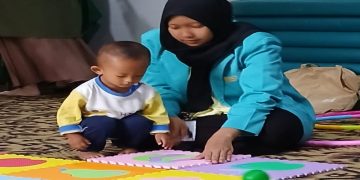Mahasiswa PG PAUD UMS aktif mendampingi anak ketika para orang tua mengikuti Muktamar ke-15 Nasyiatul ‘Aisyiyah. Foto: Ist.