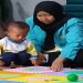 Mahasiswa PG PAUD UMS aktif mendampingi anak ketika para orang tua mengikuti Muktamar ke-15 Nasyiatul ‘Aisyiyah. Foto: Ist.