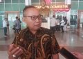 Ketum Senkom Mitra Polri, Prof Dr H Katno Hadi SE, MM, MH memberikan keterangan pers di Bandara Adi Soemarmo, Solo, Minggu (9/8/2026) usai dikukuhkan sebagai guru besar di Asean University International, Malaysia. Foto: Ist.