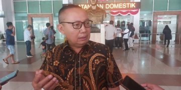 Ketum Senkom Mitra Polri, Prof Dr H Katno Hadi SE, MM, MH memberikan keterangan pers di Bandara Adi Soemarmo, Solo, Minggu (9/8/2026) usai dikukuhkan sebagai guru besar di Asean University International, Malaysia. Foto: Ist.