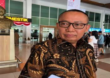 Ketua Umum Senkom Mitra Polri, Caption: Prof Dr KPH H Katno Hadi SE, MM, MH memberikan keterangan pers di Bandara Adi Soemarmo, Minggu (9/8/2026). Foto: Ist.