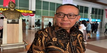 Ketua Umum Senkom Mitra Polri, Caption: Prof Dr KPH H Katno Hadi SE, MM, MH memberikan keterangan pers di Bandara Adi Soemarmo, Minggu (9/8/2026). Foto: Ist.