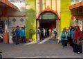 Mahasiswa PLP UMS turut dalam pelaksanaan Program Morning Habit di SMA Muhammadiyah 1 Surakarta. Foto: Ist.