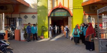 Mahasiswa PLP UMS turut dalam pelaksanaan Program Morning Habit di SMA Muhammadiyah 1 Surakarta. Foto: Ist.