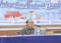 Prof. Dr. Absori, S.H., M.Hum., selaku Ketua Senat sekaligus Guru Besar Fakultas Hukum dan Ilmu Politik memberikan pemaparan terkait dengan integritas dosen. Foto: Ist.