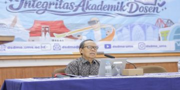 Prof. Dr. Absori, S.H., M.Hum., selaku Ketua Senat sekaligus Guru Besar Fakultas Hukum dan Ilmu Politik memberikan pemaparan terkait dengan integritas dosen. Foto: Ist.