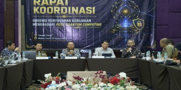 Kemenko Polkam, BSSN, Telkom, serta perwakilan kementerian, lembaga, industri, akademisi, dan komunitas keamanan siber memperkuat kolaborasi nasional melalui Rapat Koordinasi Urgensi Penyusunan Kebijakan Menghadapi Post-Quantum Computing (PQC), Kamis (6/8/2026). Foto: Ist.