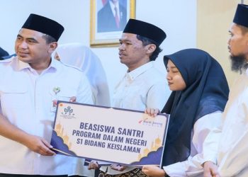 Wakil Gubernur Jawa Tengah, Taj Yasin Maimoen saat acara penyerahan beasiswa santri dan pengasuh pondok pesantren di 10 Gedung Merah Putih Semarang, Rabu 12 Agustus 2026. Foto: Ist.