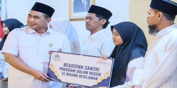 Wakil Gubernur Jawa Tengah, Taj Yasin Maimoen saat acara penyerahan beasiswa santri dan pengasuh pondok pesantren di 10 Gedung Merah Putih Semarang, Rabu 12 Agustus 2026. Foto: Ist.