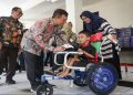 Gubernur Ahmad Luthfi saat berinteraksi dengan keluarga penerima kursi roda adaptif di Aula Dinas Sosial Provinsi Jawa Tengah pada Kamis, 13 Agustus 2026. Foto: Ist.