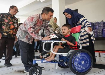 Gubernur Ahmad Luthfi saat berinteraksi dengan keluarga penerima kursi roda adaptif di Aula Dinas Sosial Provinsi Jawa Tengah pada Kamis, 13 Agustus 2026. Foto: Ist.