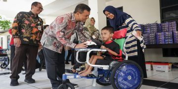 Gubernur Ahmad Luthfi saat berinteraksi dengan keluarga penerima kursi roda adaptif di Aula Dinas Sosial Provinsi Jawa Tengah pada Kamis, 13 Agustus 2026. Foto: Ist.