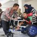 Gubernur Ahmad Luthfi saat berinteraksi dengan keluarga penerima kursi roda adaptif di Aula Dinas Sosial Provinsi Jawa Tengah pada Kamis, 13 Agustus 2026. Foto: Ist.