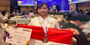 Siswi kelas 6 SDN Mangkubumen Kidul Surakarta, Aisha Adelia Sintha Sugiar meraih Bronze Award kategori Science dalam ajang IMASO 2026. Foto: Ist.