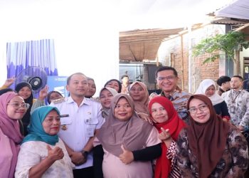 PNM berkolaborasi dengan SURGE untuk memperluas akses konektivitas dan literasi digital bagi masyarakat, khususnya nasabah PNM Mekaar. Foto: Ist.