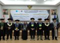 Dua mahasiswa foto bersama usai Sidang Ujian Promosi Doktor FKIP UMS, Kamis (13/8/2026). Foto: Ist.