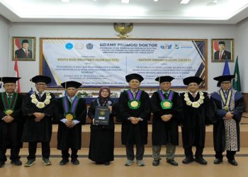 Dua mahasiswa foto bersama usai Sidang Ujian Promosi Doktor FKIP UMS, Kamis (13/8/2026). Foto: Ist.