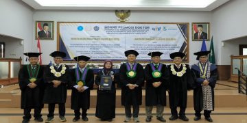 Dua mahasiswa foto bersama usai Sidang Ujian Promosi Doktor FKIP UMS, Kamis (13/8/2026). Foto: Ist.