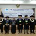 Dua mahasiswa foto bersama usai Sidang Ujian Promosi Doktor FKIP UMS, Kamis (13/8/2026). Foto: Ist.