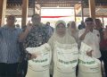 Perum BULOG Kantor Cabang Surakarta menyalurkan perdana bantuan pangan beras di Kelurahan Gajahan, Kecamatan Colomadu, Kabupaten Karanganyar. Foto: Ist.