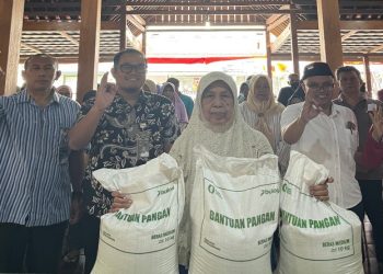 Perum BULOG Kantor Cabang Surakarta menyalurkan perdana bantuan pangan beras di Kelurahan Gajahan, Kecamatan Colomadu, Kabupaten Karanganyar. Foto: Ist.