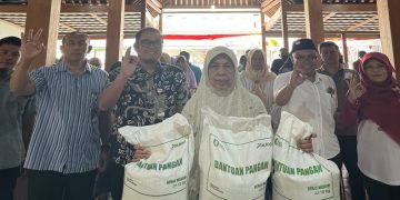 Perum BULOG Kantor Cabang Surakarta menyalurkan perdana bantuan pangan beras di Kelurahan Gajahan, Kecamatan Colomadu, Kabupaten Karanganyar. Foto: Ist.