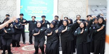 Penampilan PSM Voca Al Kindi dalam pelepasan delegasi UMS. Foto: Ist.