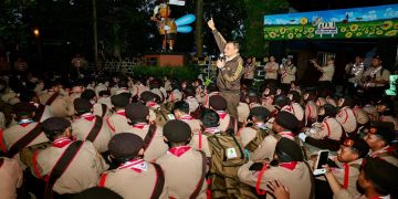 Gubernur Ahmad Luthfi memberikan motivasi kepada kontingen Pramuka Jawa Tengah ketika kegiatan Jambore Nasional (Jamnas) ke-XII di Bumi Perkemahan Cibubur, Jakarta Timur, Jumat malam (14/8/2026). Foto: Ist.